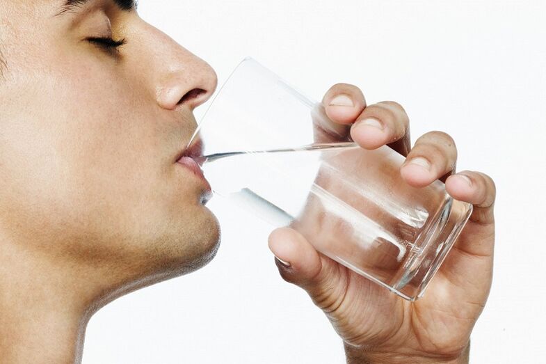 muž vypije 7 kg vody na hubnutí týdně