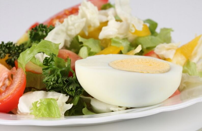 Salát z čerstvé zeleniny s vařeným vejcem v dietním menu Maggi