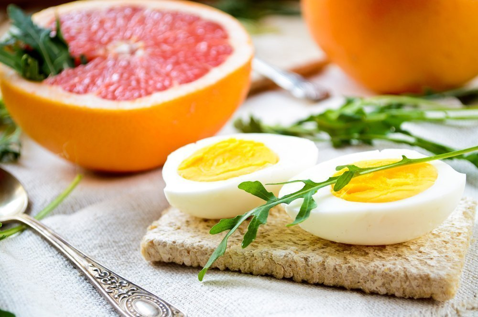 Vejce natvrdo a půl grapefruitu je standardní snídaní pro první týdny Maggi diety. 