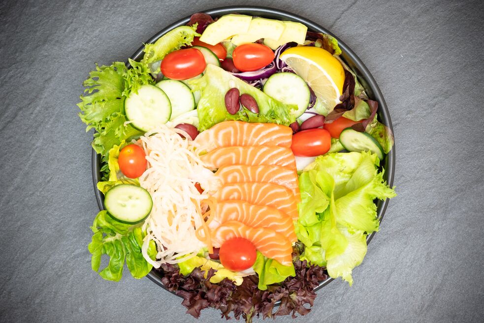 Lahodný salát s lososem v nabídce správné výživy pro hubnutí