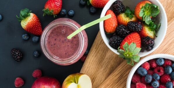 Jablečné smoothie s lesním ovocem - dietní nápoj pro dobré trávení