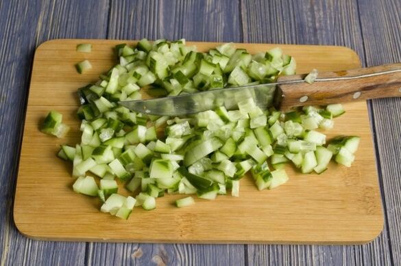 Okurka je nízkokalorická zelenina vhodná k přípravě smoothie. 
