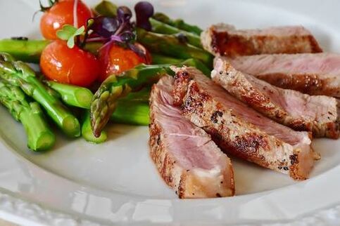 maso a zelenina na keto dietě